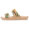 Klassieke Crocs met krokodillenprint en camouflagepatroon “Tan Green”