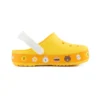 Kleine gele Crocs-Sandalen