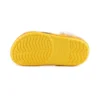 Kleine gele Crocs-Sandalen
