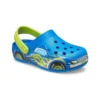 Sportieve blauwe sandalen met platte hak en grappig patroon