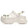Witte pantoffels voor strandsporten