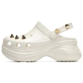 Witte pantoffels voor strandsporten