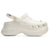 Witte pantoffels voor strandsporten